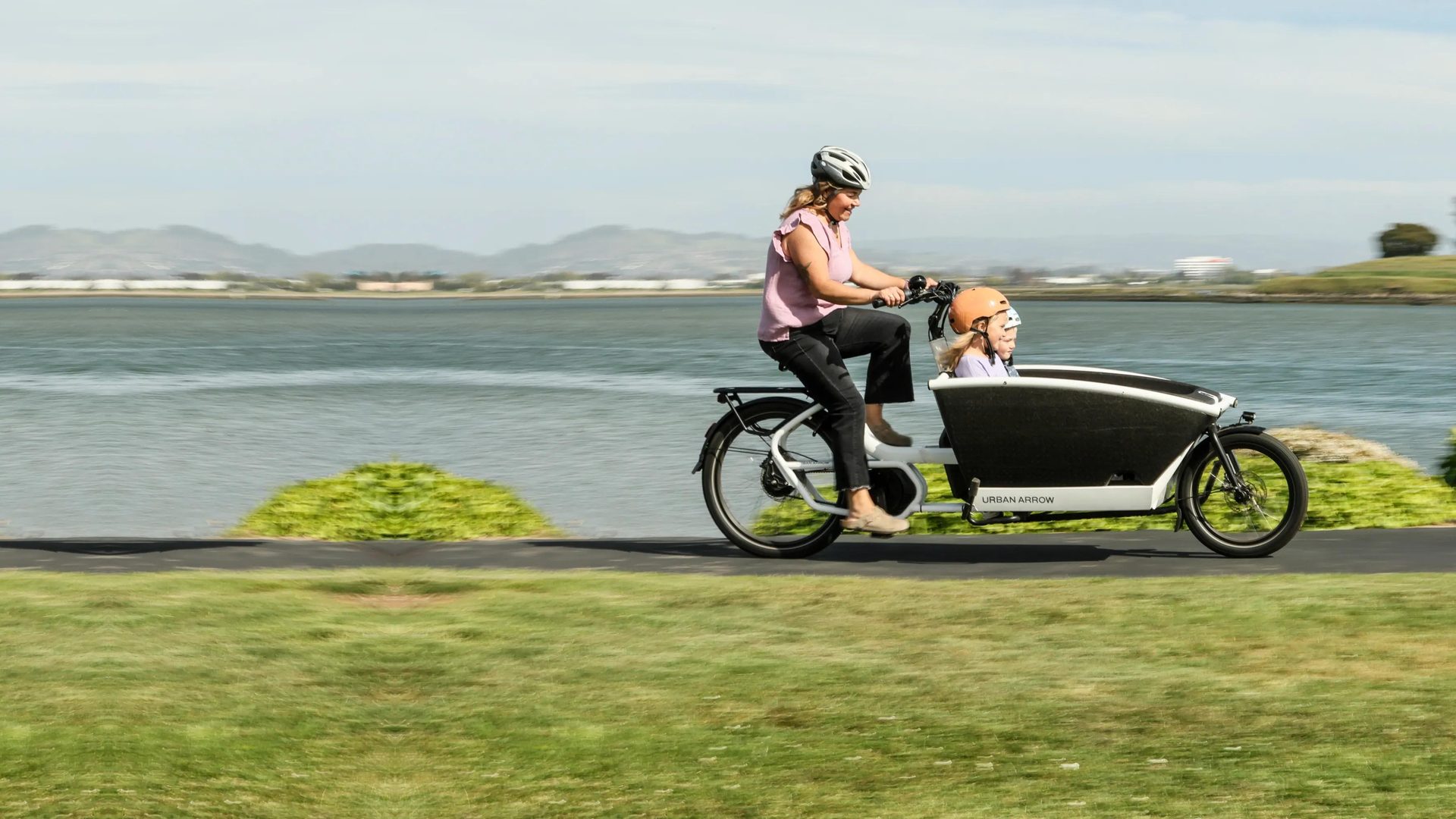 Moeder met twee kinderen op een Urban Arrow-bakfiets