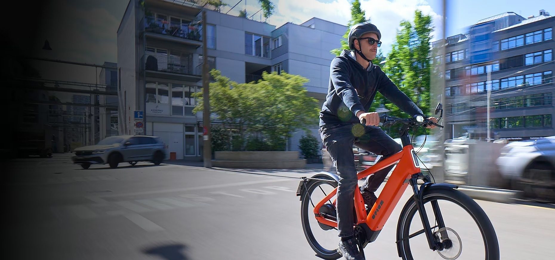 Fietser op een oranje Opium speed pedelec in de stad