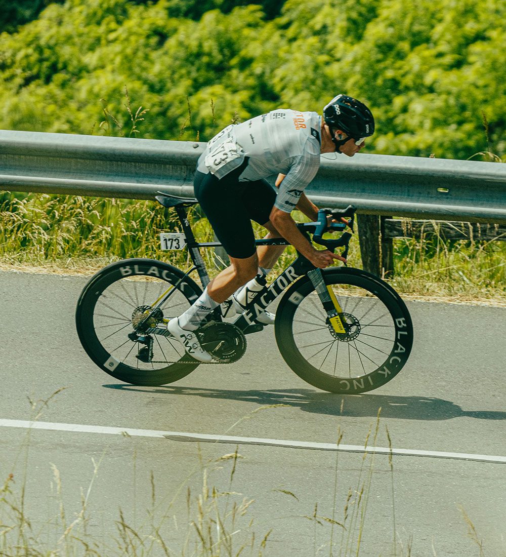 Wielrenner op een Factor-racefiets