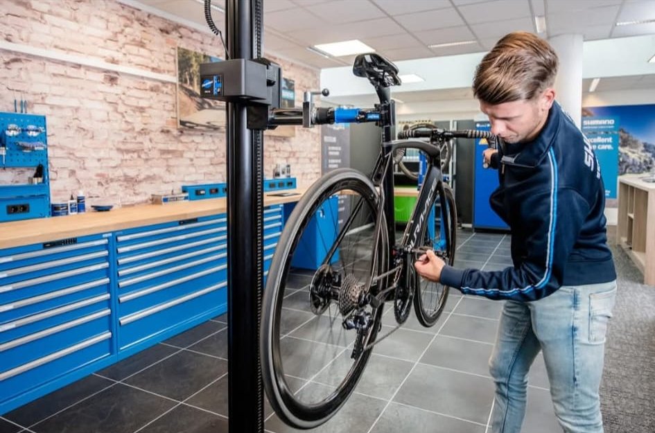 Monteur aan het werk in het atelier van Fietsen Thys